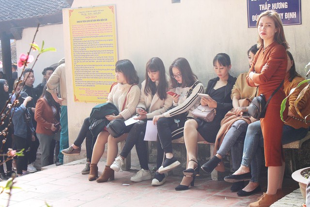 Du khách ùn ùn kéo về đền Sái cầu an đầu năm ảnh 18