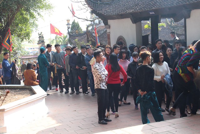 Du khách ùn ùn kéo về đền Sái cầu an đầu năm ảnh 19