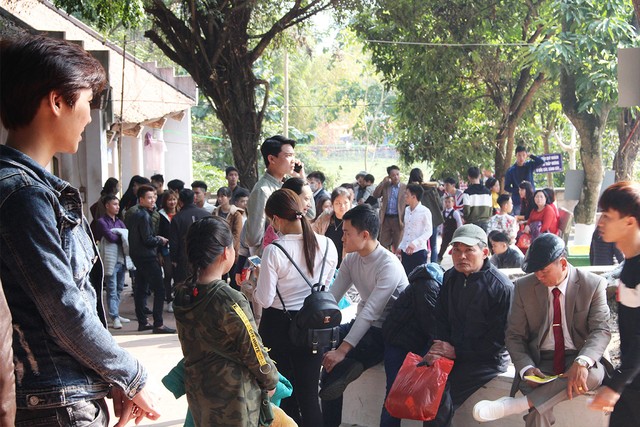 Du khách ùn ùn kéo về đền Sái cầu an đầu năm ảnh 20