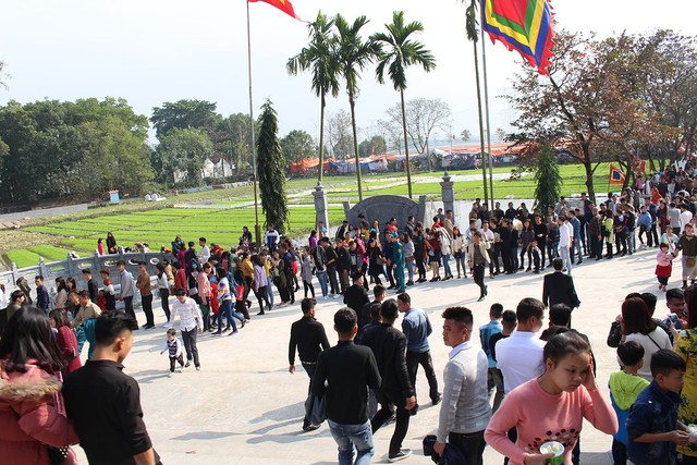 Du khách ùn ùn kéo về đền Sái cầu an đầu năm ảnh 17