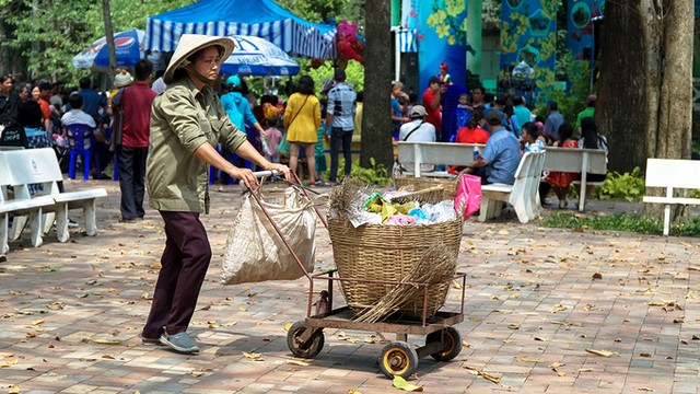 Vườn hoa trong sở thú Sài Gòn bị giẫm nát ngày đầu năm mới ảnh 11