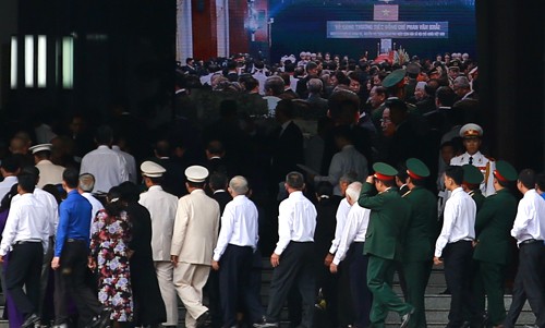 Nhiều đoàn lãnh đạo đến viếng nguyên Thủ tướng Phan Văn Khải ảnh 1