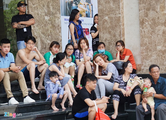 Nhiều người tháo chạy khi máy lạnh ở chung cư 26 tầng bốc cháy ảnh 1