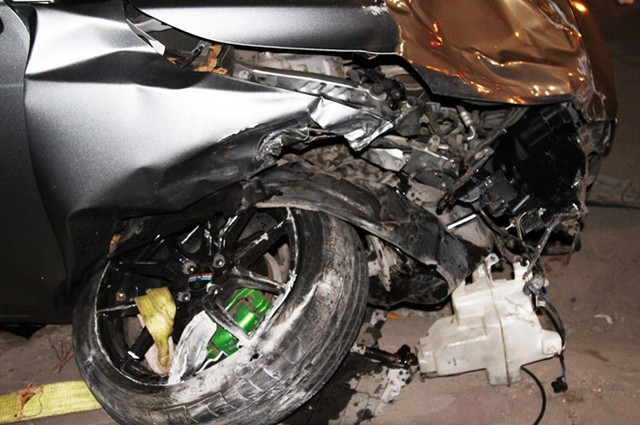 Ôtô tông hàng loạt xe máy, 5 người bị hất văng ảnh 1