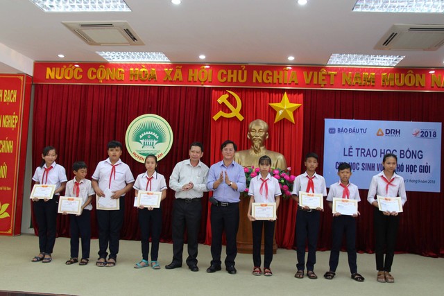 Báo Đầu tư và DRH Holdings trao học bổng tại Bình Thuận ảnh 1