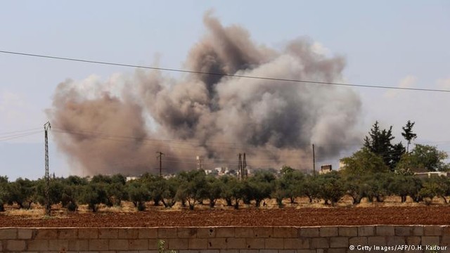 Những đoàn người tháo chạy khỏi 'pháo đài' cuối cùng của IS tại Syria ảnh 1