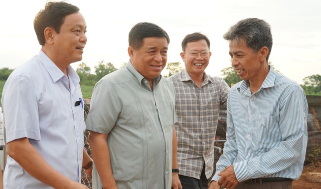 Bộ trưởng Nguyễn Chí Dũng thăm mô hình trồng sâm, nuôi tôm tại Quảng Trị ảnh 1