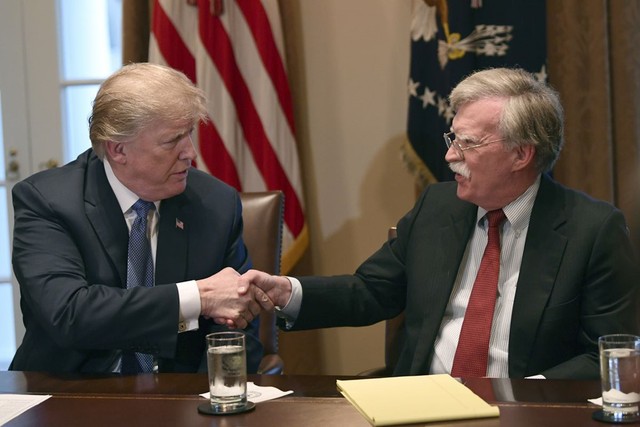 Màn chia ly kịch tính đến phút chót của Tổng thống Trump với cố vấn hiếu chiến ảnh 1