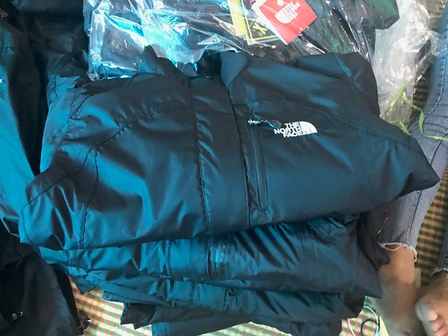 Hàng giả được gắn tem chống hàng giả ảnh 1