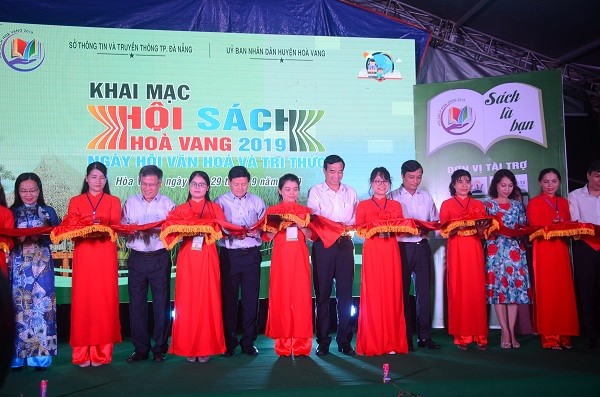 Báo Đầu tư trao học bổng tại huyện Hòa Vang (Đà Nẵng) ảnh 2