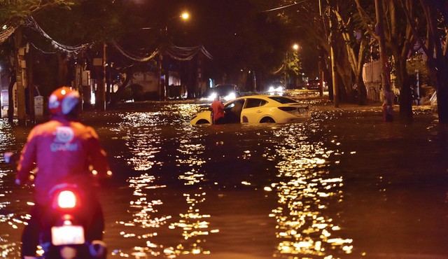 TP.HCM: Phố nhà giàu cũng “khóc vì ngập“ ảnh 1