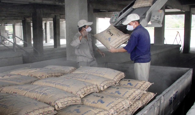 Nhà thầu “đau đầu” vì giá xi măng tăng cao  ​ ảnh 1