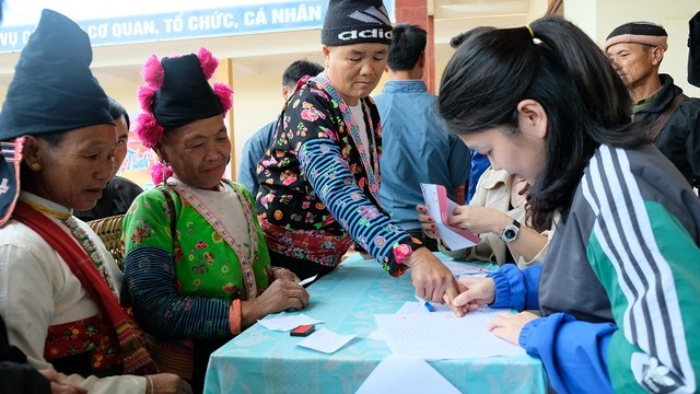 Mang Tết ấm áp hơn đến đồng bào nghèo ở Điện Biên ảnh 1