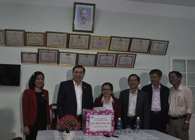 Đêm giao thừa, lãnh đạo thành phố Đà Nẵng tặng quà cho trẻ mồ côi ảnh 1