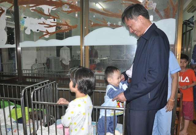 Đêm giao thừa, lãnh đạo thành phố Đà Nẵng tặng quà cho trẻ mồ côi ảnh 2