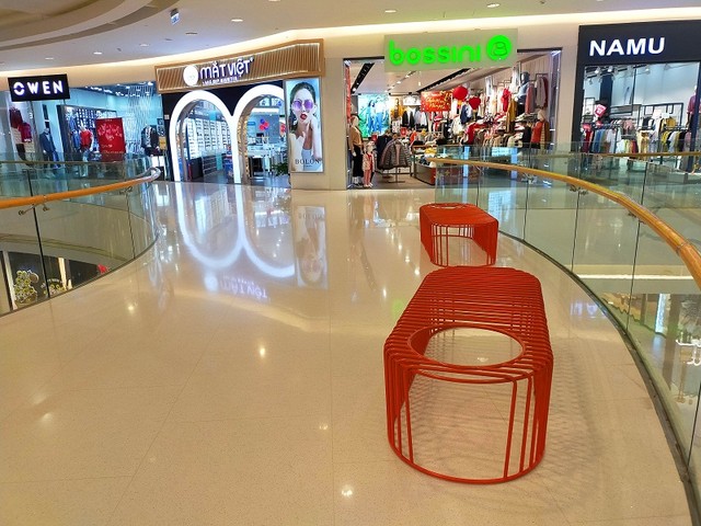 Ảnh hưởng virus corona: Trung tâm thương mại tại TP.HCM vắng như chợ chiều ảnh 3