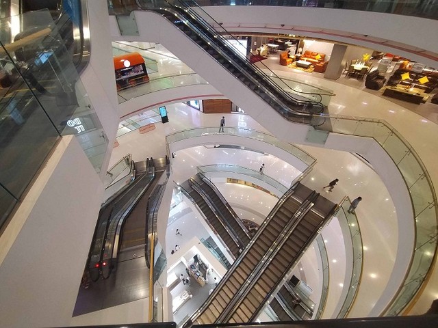 Ảnh hưởng virus corona: Trung tâm thương mại tại TP.HCM vắng như chợ chiều ảnh 4