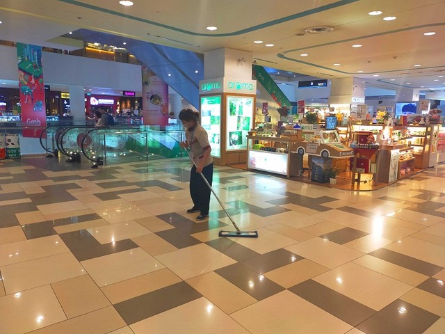 Ảnh hưởng virus corona: Trung tâm thương mại tại TP.HCM vắng như chợ chiều ảnh 7