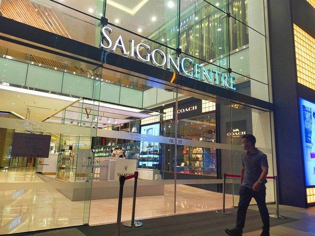 Ảnh hưởng virus corona: Trung tâm thương mại tại TP.HCM vắng như chợ chiều ảnh 8