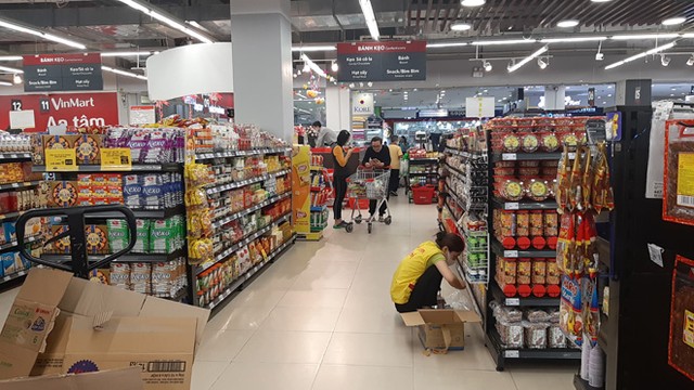 Lương thực, thực phẩm đầy ắp kệ siêu thị, người dân thoải mái mua sắm ảnh 1