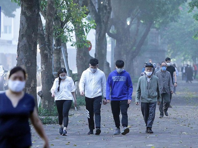 Một bộ phận người dân vẫn “quên” khuyến cáo trong thời gian cách ly xã hội ảnh 1