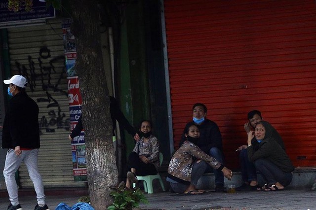 Một bộ phận người dân vẫn “quên” khuyến cáo trong thời gian cách ly xã hội ảnh 7