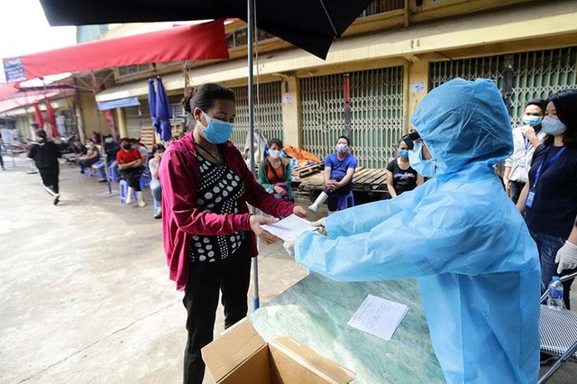Hình ảnh Hà Nội xét nghiệm nhanh Covid-19 tại chợ Long Biên ảnh 10