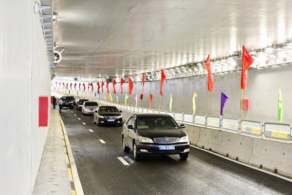 Thủ tướng Nguyễn Xuân Phúc cắt băng thông xe kỹ thuật Dự án đầu tư xây dựng nút giao Nam cầu Bính ảnh 1