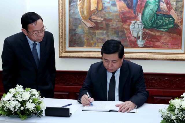 Bộ trưởng Nguyễn Chí Dũng viếng nguyên Thủ tướng Chính phủ Lào ảnh 1