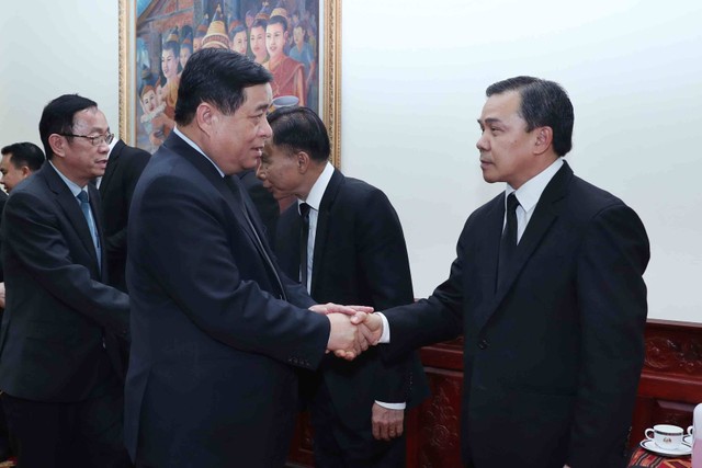 Bộ trưởng Nguyễn Chí Dũng viếng nguyên Thủ tướng Chính phủ Lào ảnh 2
