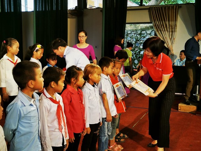 200 suất học bổng 'Vì trẻ em Việt Nam' đến với học sinh tỉnh Điện Biên ảnh 11