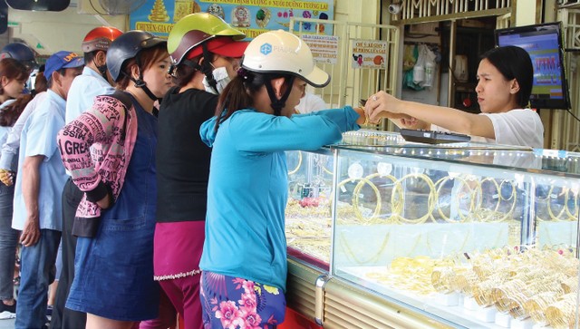 Giá vàng nhảy múa, nên mua vàng hay rót tiền vào địa ốc? ảnh 1