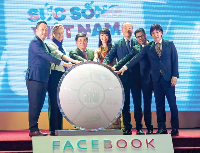 Bộ trưởng Nguyễn Chí Dũng cùng đại diện Facebook và khách mời khởi động Chương trình “Sức sống Việt Nam” do Bộ Kế hoạch và Đầu tư cùng Facebook phát động nhằm thúc đẩy du lịch, đổi mới sáng tạo và hỗ trợ người dân Việt Nam trong và sau đại dịch.