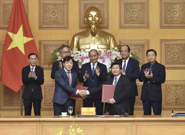 Thủ tướng Nguyễn Xuân Phúc chứng kiến lễ trao thoả thuận hợp tác giữa Cục Đầu tư nước ngoài (Bộ Kế hoạch và Đầu tư) và Tổ chức Xúc tiến Thương mại Nhật Bản (JETRO)