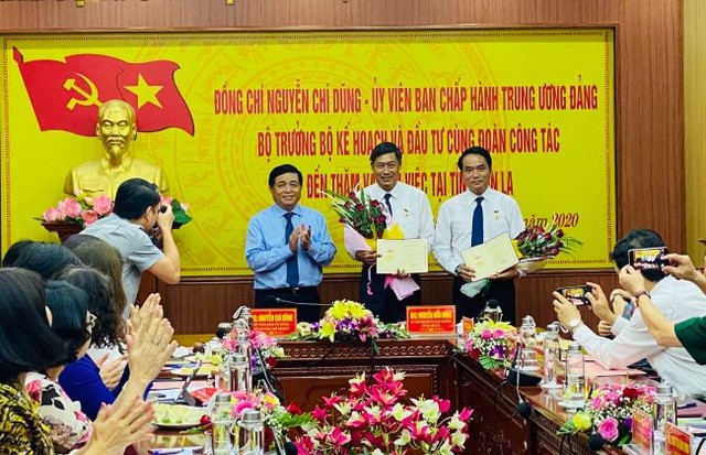 Bộ trưởng Nguyễn Chí Dũng đã trao tặng Kỷ niệm chương Vì sự nghiệp ngành Kế hoạch và Đầu tư Việt Nam cho lãnh đạo tỉnh Sơn La.