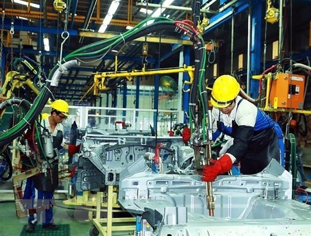 Công nhân lắp ráp ôtô tại Nhà máy ôtô Huyndai Thành Công Việt Nam. (Ảnh: Thống Nhất/TTXVN)