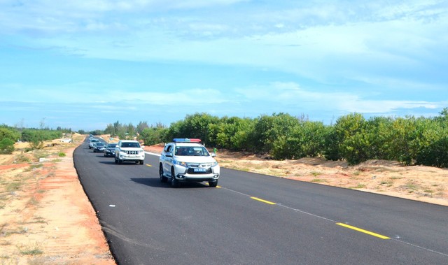 Tuyến đường ven biển tỉnh Quảng Nam đã mở ra sự phát triển cho vùng Đông của tỉnh. Tuyến đường ven biển tỉnh Quảng Nam đã mở ra sự phát triển cho vùng Đông của tỉnh.