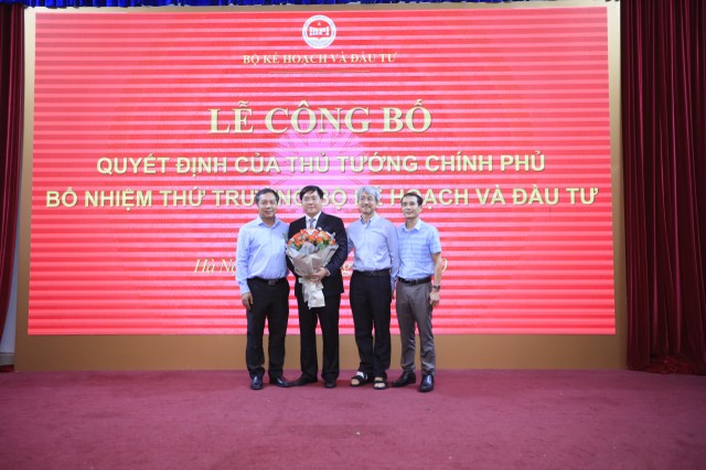 Các đơn vị trong Bộ Kế hoạch và Đầu tư chúc mừng tân Thứ trưởng Trần Duy Đông (Ảnh: Đức Thanh)