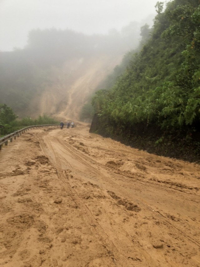 Quốc lộ 49 tạm thời đã có thể thông xe sau khi cơ quan chức năng tiến hành xử lý, khắc phục.