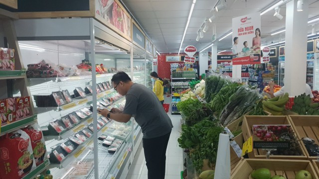 Người tiêu dùng mua thịt mát MEATDeli tại cửa hàng VinMart+ tại TP. Hồ Chí Minh