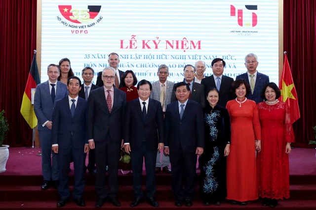 Phó Thủ tướng Trịnh Đình Dũng, Bộ trưởng Nguyễn Chí Dũng, Đại sứ Guido Hildner, Đại sứ Nguyễn Phương Nga và các đại biểu tham dự buổi lễ