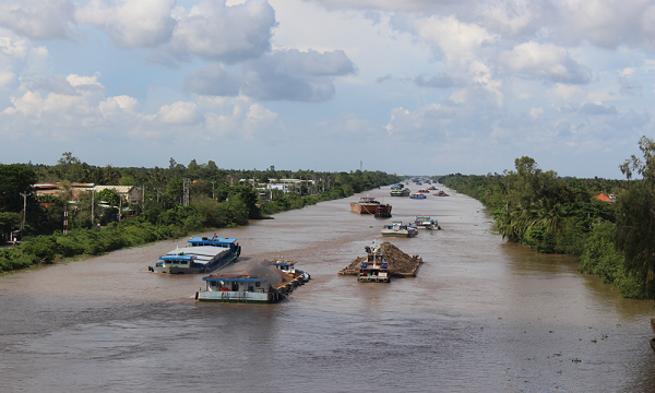 Vận chuyển hàng hóa trên kênh Chợ Gạo - Tiền Giang.