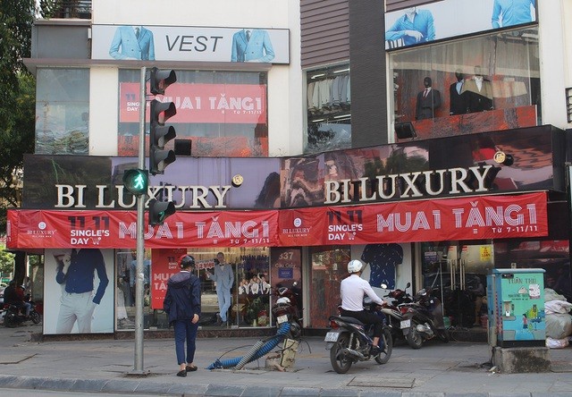 Một số cửa hàng ở Việt Nam cũng tung ra các chương trình khuyến mại trong ngày lễ