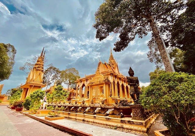 Trung tâm của chùa là tòa chính điện mang kiến trúc tinh xảo, được bao quanh bởi hai cấp sân rộng. Lối vào rộng rãi với hàng tượng nữ thần chắp tay chào hai bên. Ảnh: @letrungnghiatg