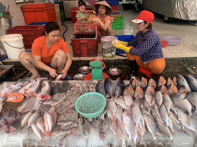 Các mặt hàng thủy hải sản tại các chợ cũng tăng giá nhẹ do ảnh hưởng của mưa bão tại các tỉnh miền Trung.