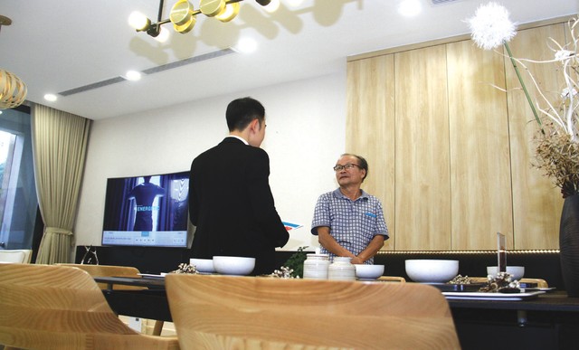 Khách hàng tham quan nhà mẫu tại dự án The Zei