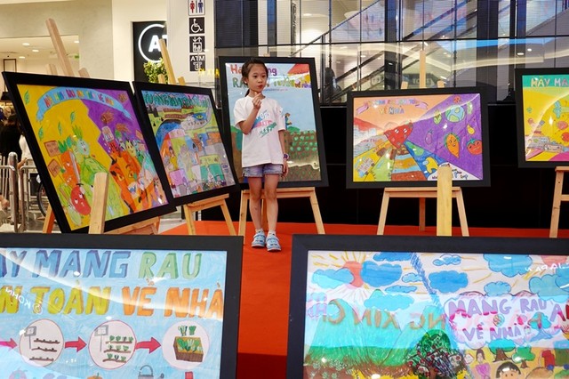 Triển lãm tranh "Hãy mang rau an toàn về nhà” thu hút học sinh, sinh viên tham quan. Ảnh: Hồ Hạ.