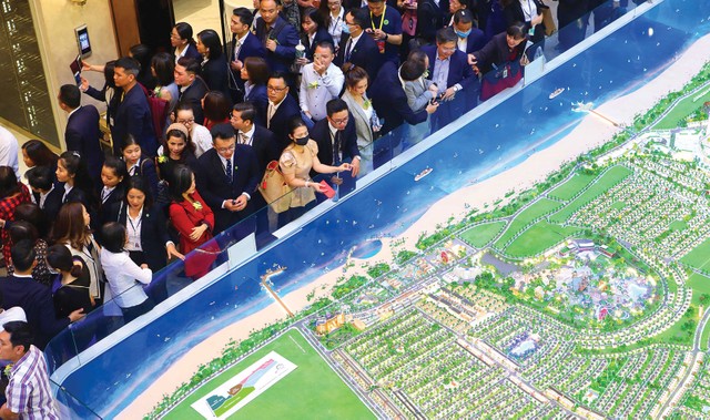 Khách hàng tham quan một dự án của Novaland Khách hàng tham quan một dự án của Novaland