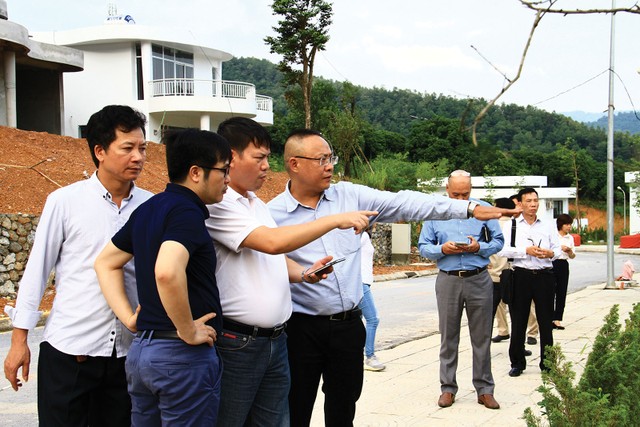 Các nhà đầu tư tham quan dự án ở Hòa Bình. Ảnh: Thành Nguyễn