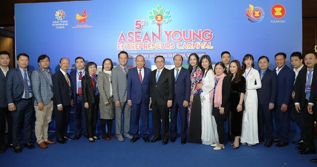 Phó Thủ tướng Trương Hòa Bình và các đại biểu doanh nhân trẻ Việt Nam tại Carnival Doanh nhân trẻ ASEAN 2020.
